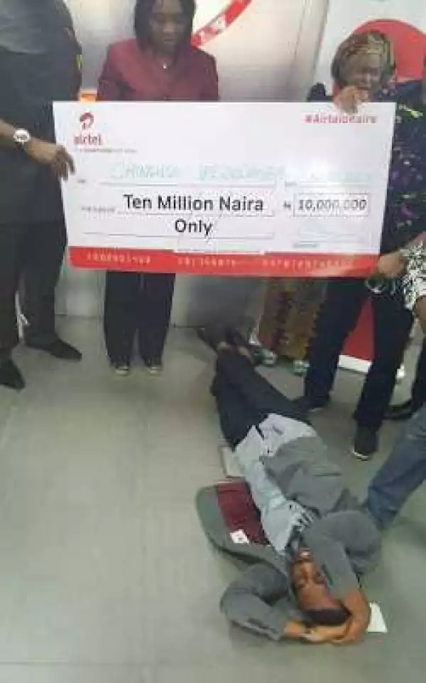 Man faints after Airtel hands him N10million cheque he won in promo (photos)